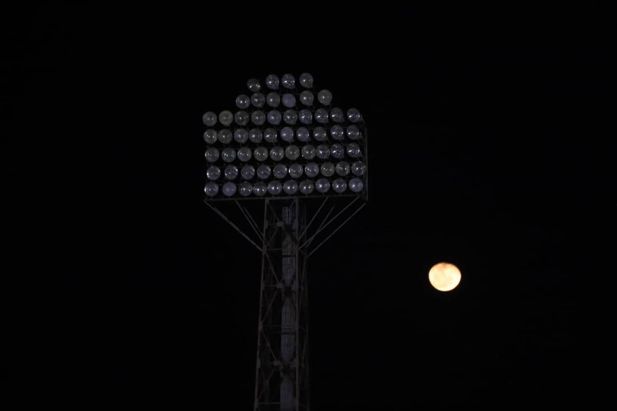 La de nunca acabar: En el estadio de La Ceiba se dio un apagón por algunos minutos durante el Vida vs Motagua.