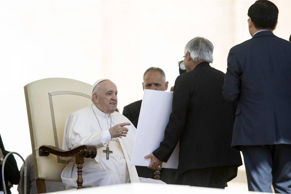 Los protagonistas de las fotografía viajaron a Roma para entregar una copia al Papa Francisco y reconstruir juntos su increíble historia. 