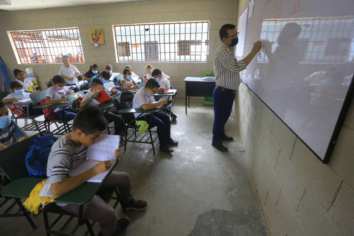 Los alumnos de la escuela Pablo Portillo 2, de la colonia Sabillón Cruz, volvieron a clases en aulas renovadas, con suministro de agua de calidad, un nuevo escenario y un muro reforzado. Fotos: Moisés Valenzuela. 