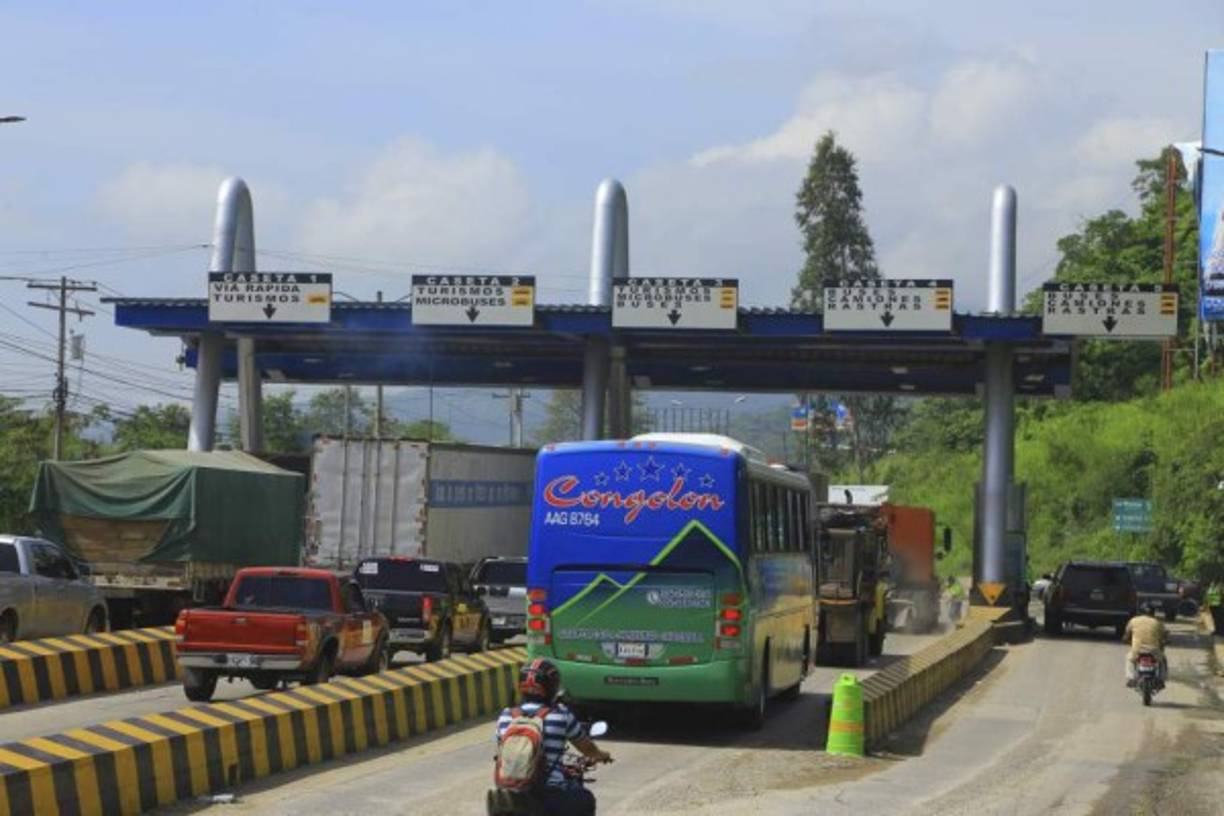 Liberar los peajes en horas pico es una de las opciones que la Corporación Municipal y el Gobierno estudian para evitar el congestionamiento vehicular. Esa solución será mientras se instala el sistema que volverá más expedito el cobro, afirman las autoridades que buscan mejorar la competitividad de la ciudad. El presidente Juan Orlando Hernández tuvo una reunión con los miembros de la Corporación Municipal para discutir el tema de los peajes.