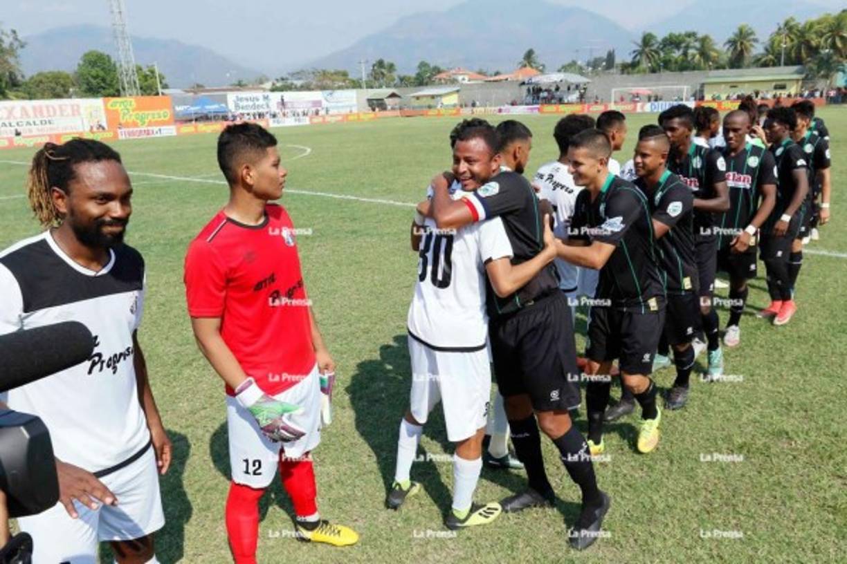 El saludo de los jugadores del Honduras Progreos y Juticalpa antes del inicio del partido.