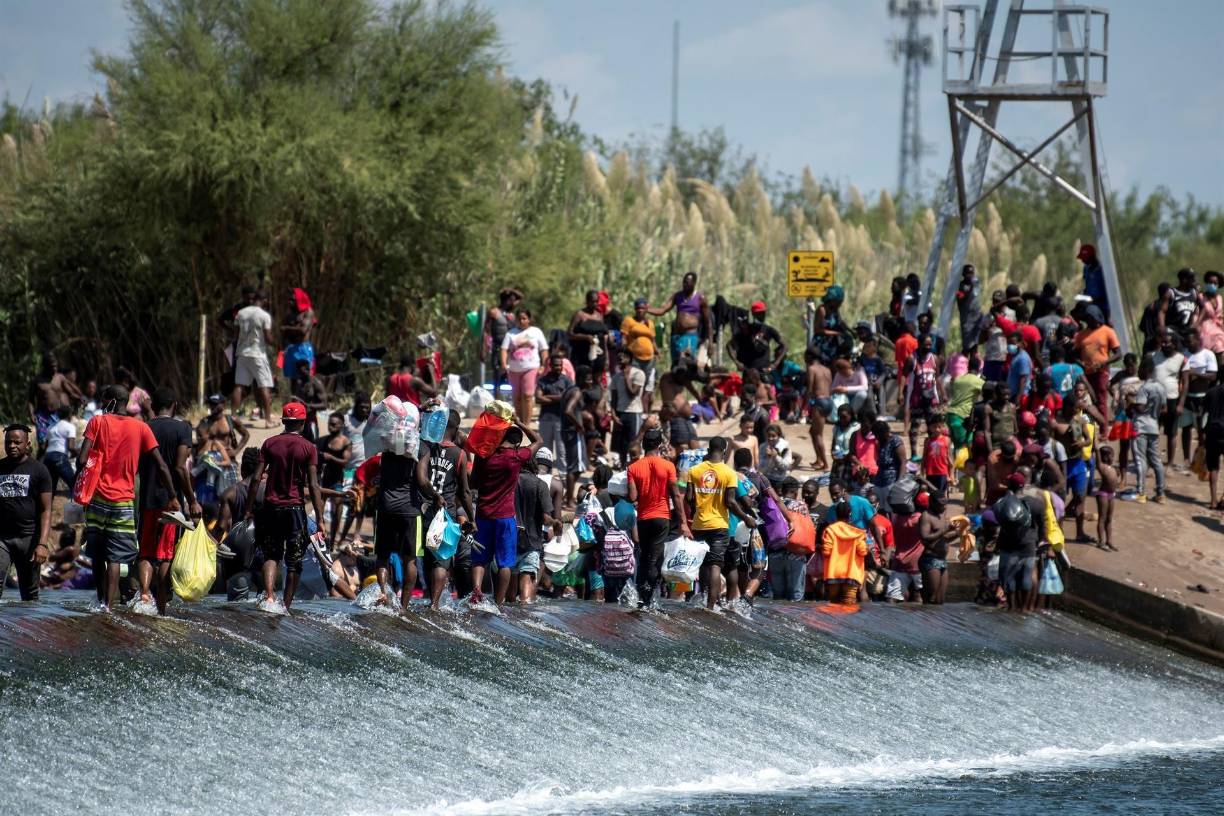 Miles de migrantes originarios de Haití cruzan el río Bravo en la frontera entre México y EEUU huyendo de la miseria en su país, azotado por huracanes y el reciente asesinato de su presidente Jovenel Moisé.