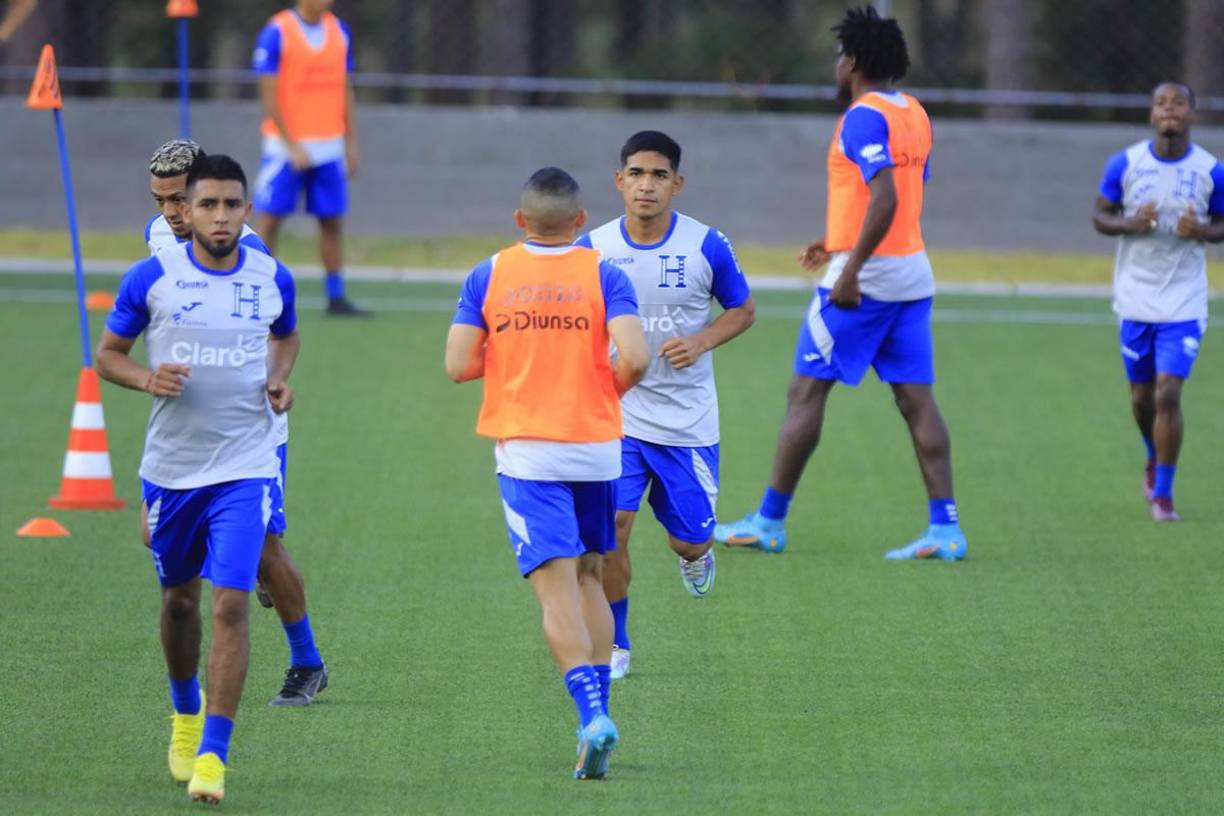 Los seleccionados hondureños se ejercitaron y realizaron trabajos precompetitivos en la cancha ‘José de la Paz Herrera‘ del complejo de la ‘H‘ en Siguatepeque.