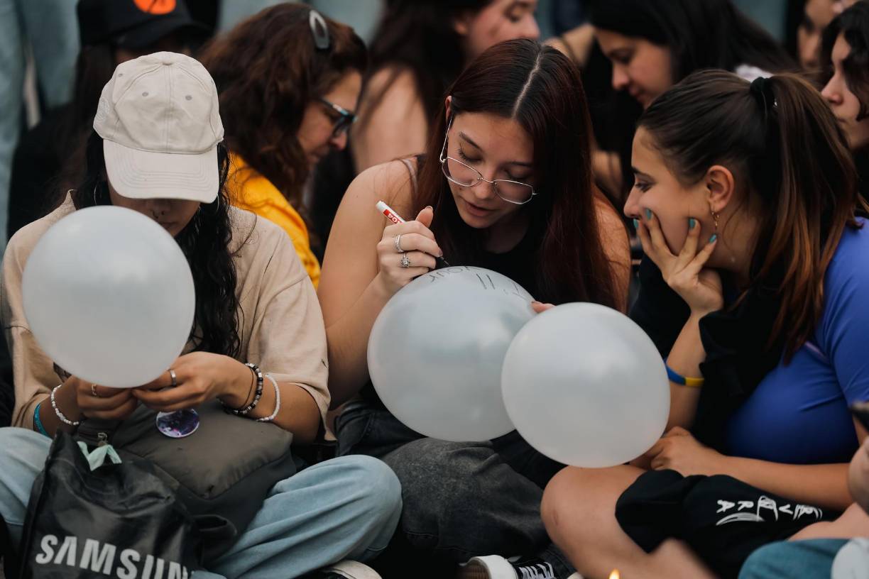 Tributos similares tuvieron lugar paralelamente en otras ciudades del Reino Unido, como Liverpool o Wolverhampton (lugar de nacimiento del cantante), además de en otros puntos del planeta. 