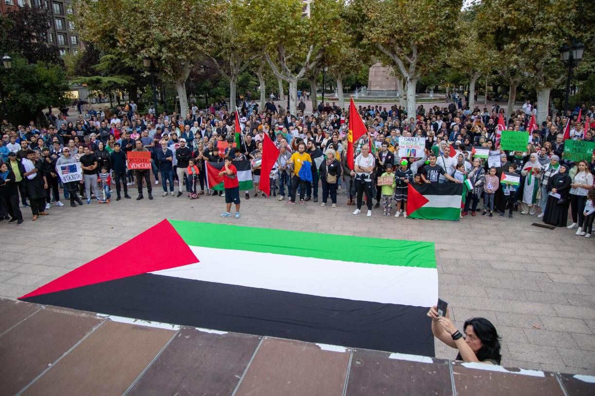 En España miles de personas fueron convocadas bajo el lema “Madrid con Palestina” y “contra el colonialismo israelí”, a la céntrica plaza Puerta del Sol, ataviados muchos con pañuelos palestinos y coreando eslóganes como “¡Viva la lucha del pueblo palestino!”. 