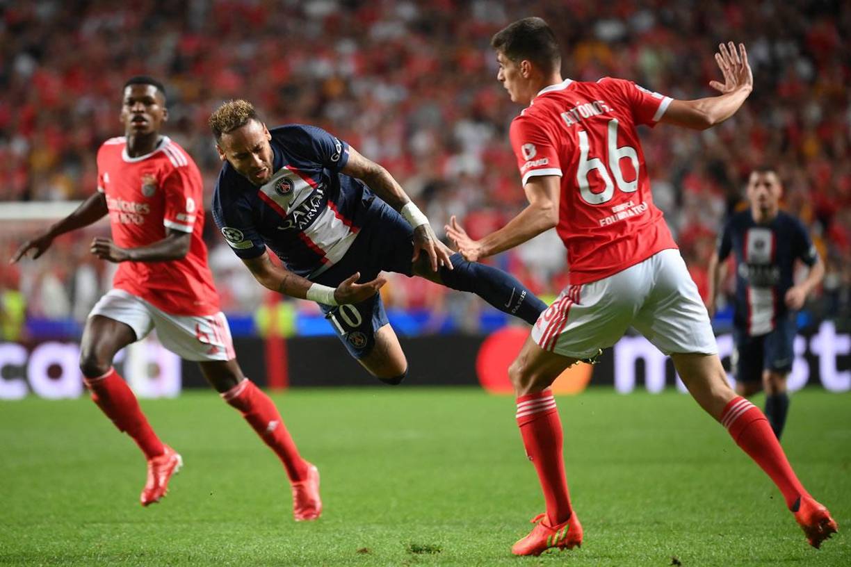 Así voló Neymar tras una falta que le cometió Antonio Silva del Benfica.