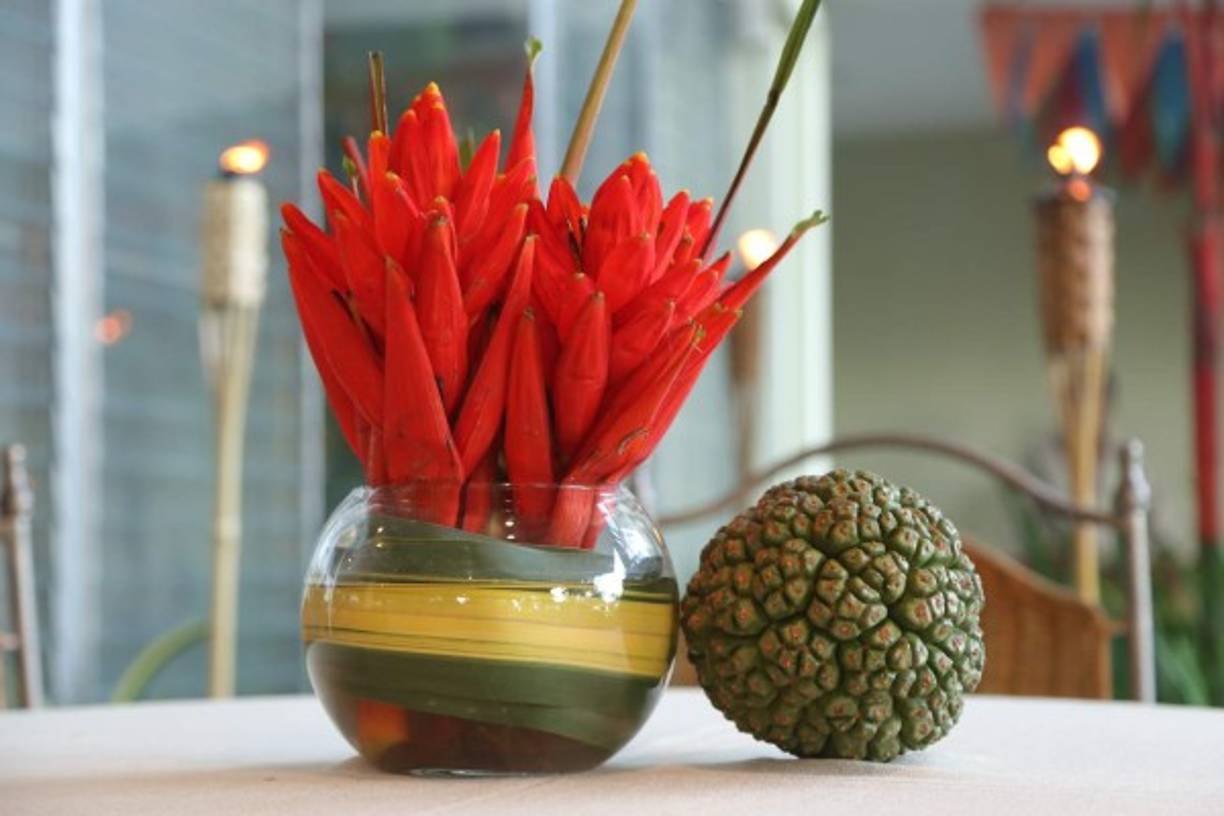 Esferas con bellotas y flores exuberantes.