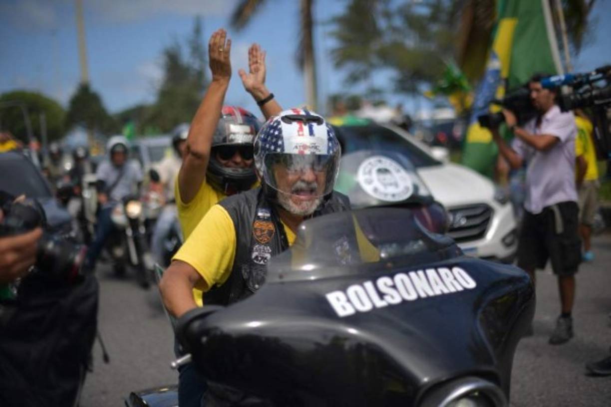 Los seguidores de Bolsonaro realizaron una caravana en Río de Janeiro para manifestar su apoyo al candidato de la ultraderecha.