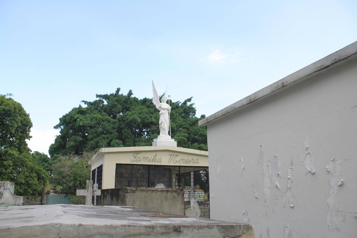 Actualmente solo se pueden sepultar a personas que tengan antepasados enterrados en este jardín memorial. 