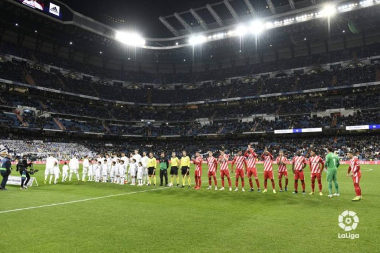 Los equipos titulares de Real Madrid y Girona antes del inicio del partido de ida de cuartos de final de la Copa del Rey.