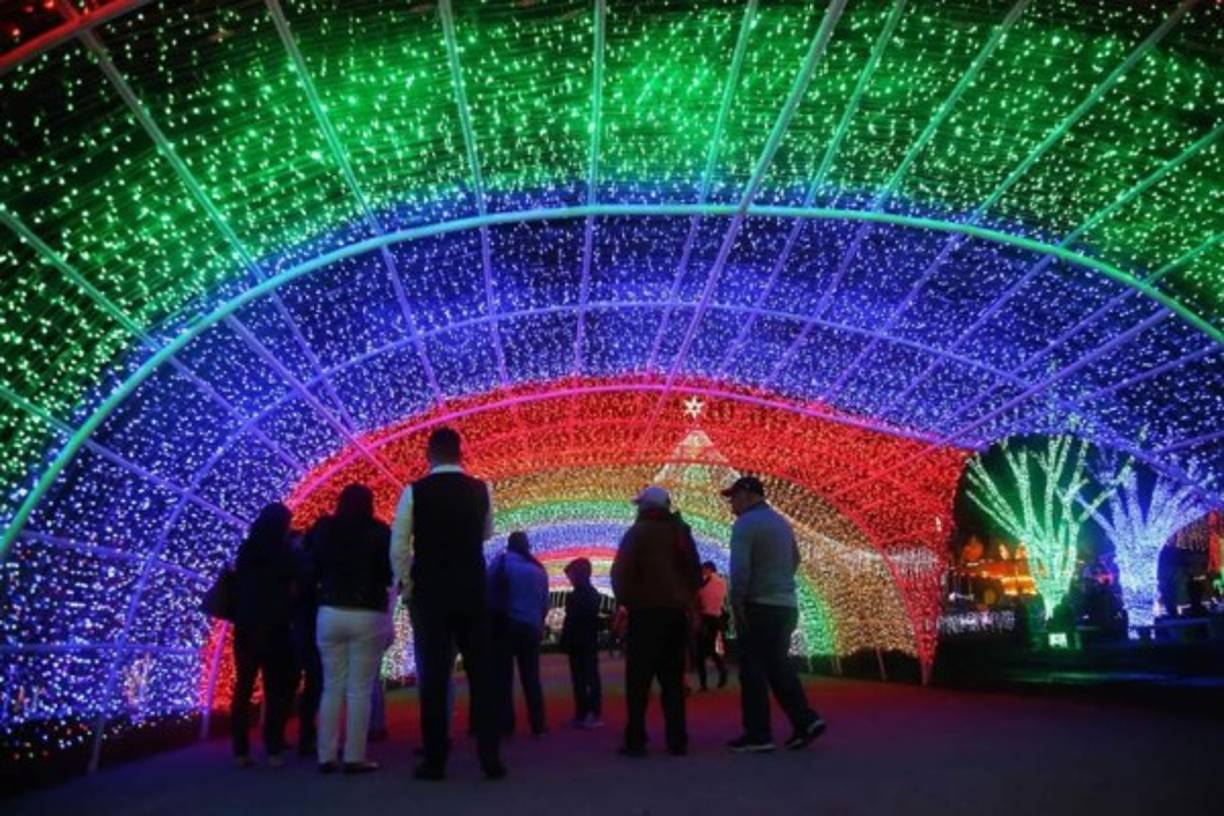 "Los capitalinos no necesitan ir a Paris, la ciudad de las luces, para disfrutar de la magia llena de color, diversión y sobre todo unión familiar. La Villa de la Alcaldía atrae cada semana a cerca de 30 mil personas. Por quinto año consecutivo, la administración de Tito Asfura ha hecho que la Navidad tome sentido. Este año se utilizaron cerca del millón de focos para decorar 22 puntos entre Tegucigalpa, Comayagüela, aldeas y la Villa."