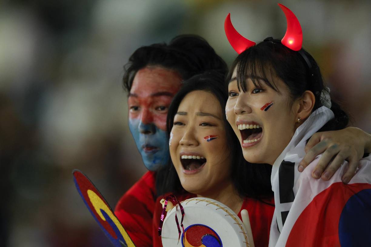 Las fanáticas surcoreanas estuvieron pendientes en los últimos minutos, pero su equipo no logró el empate.