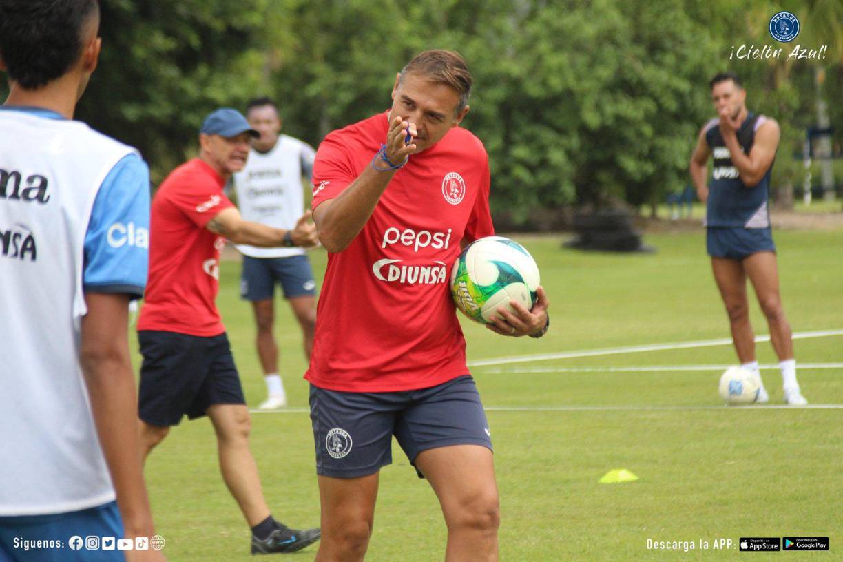 Hernán ‘La Tota’ Medina no descarta más fichaje para el Motagua. “Ahora estamos bastante satisfechos con la plantilla, existe la posibilidad de traer a alguien más, eso lo evaluaremos y veremos. Entre lunes y martes tomaremos una determinación. Puede ser un volante ofensivo o un punta que nos de alguna variante”, reveló tras el amistoso del sábado ante Atlético Independiente.