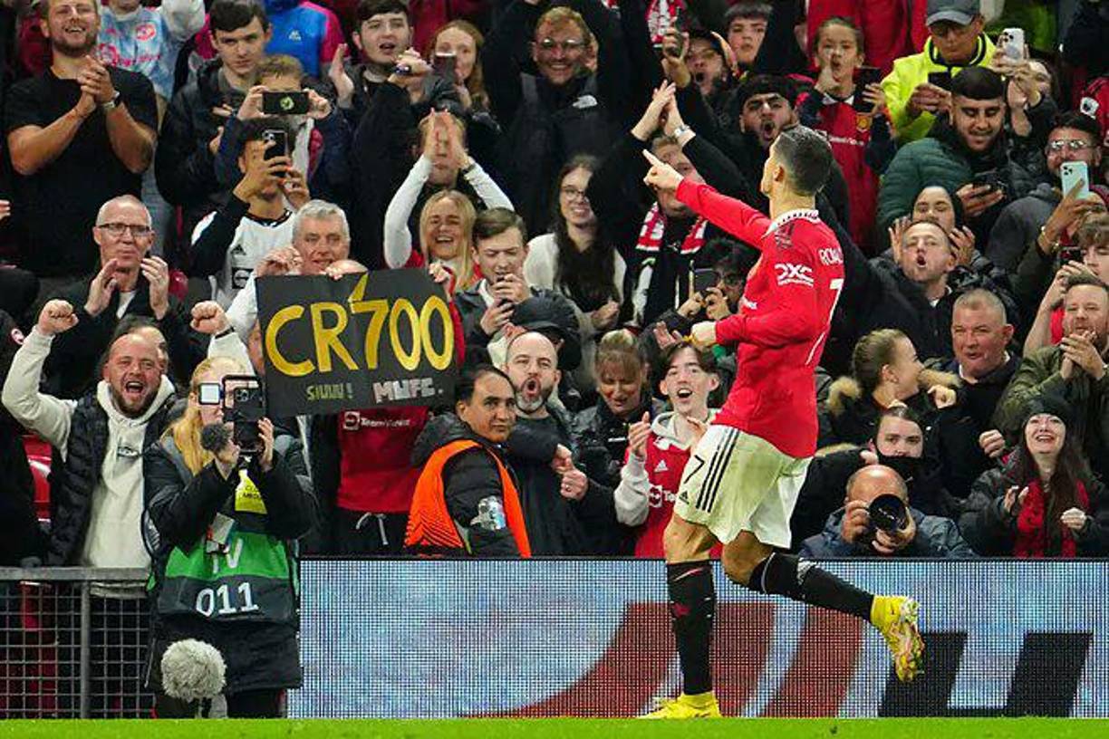 Entre el público, un aficionado mostraba una pancarta con la leyenda “CR700”.
