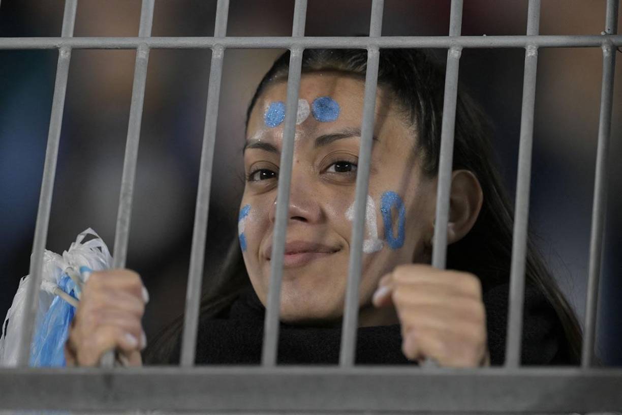 Esta linda chica argentina se pintó la cara con los colores albicelestes y el número 10 de Messi.