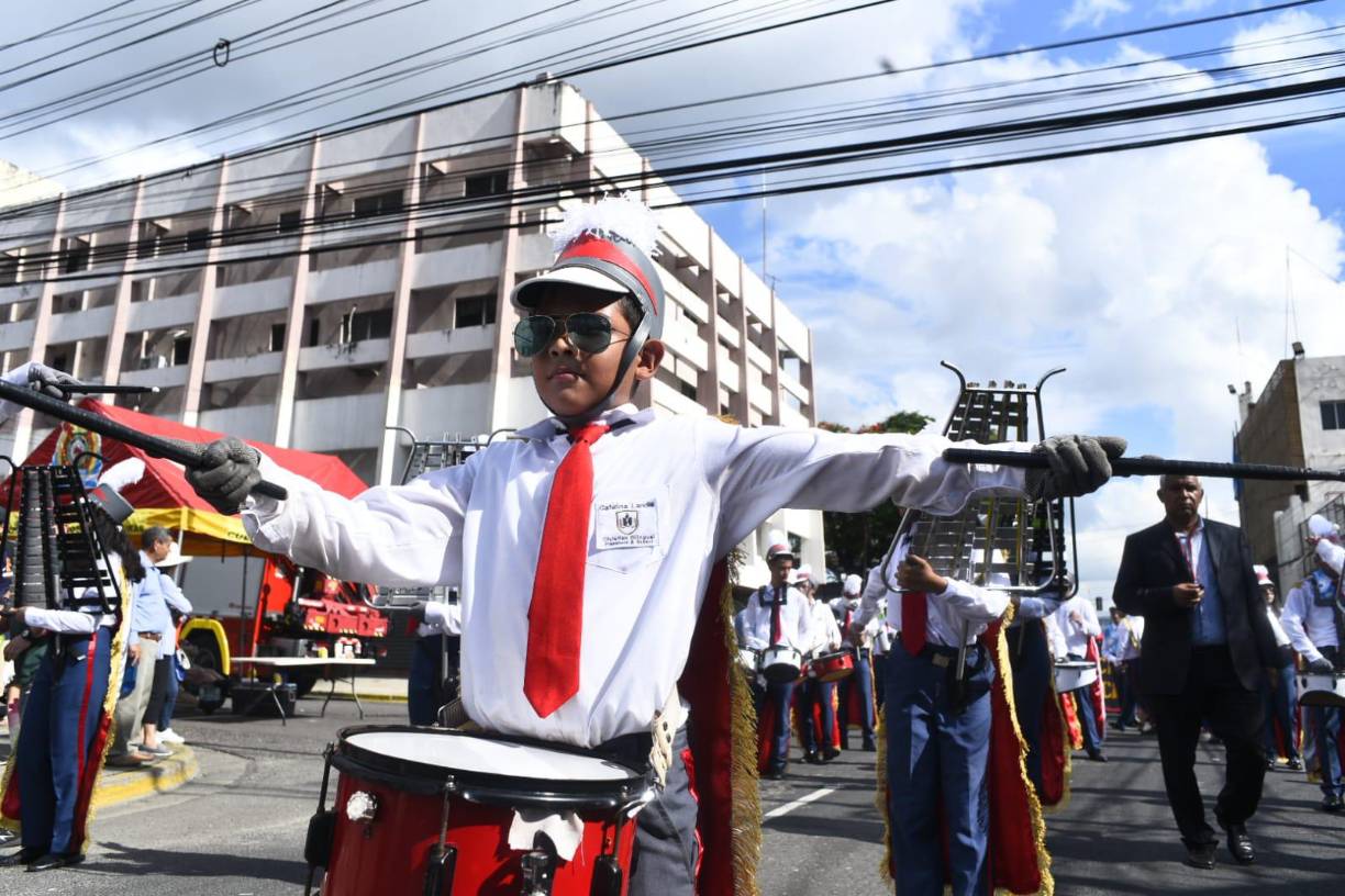 Estudiantes de 30 institutos rindieron honor a la tierra que los vio nacer.