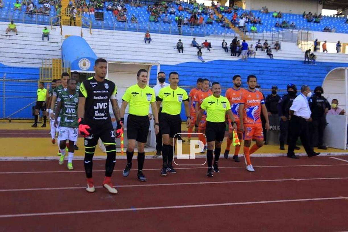 La salida de los equipos titulares de Marathón y UPN a la cancha del estadio Olímpico.
