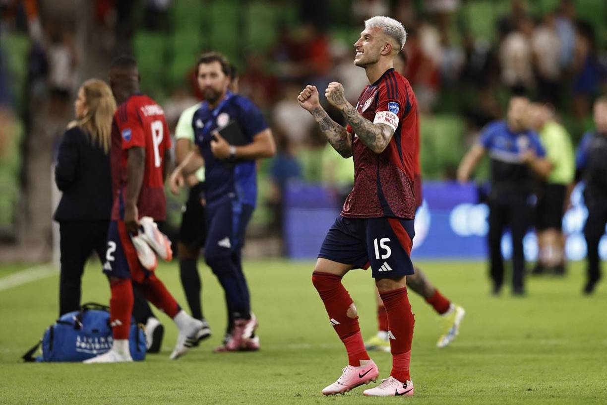 Así celebró Francisco Calvo, capitán de Costa Rica, la victoria sobre Paraguay, pese a quedar eliminados.