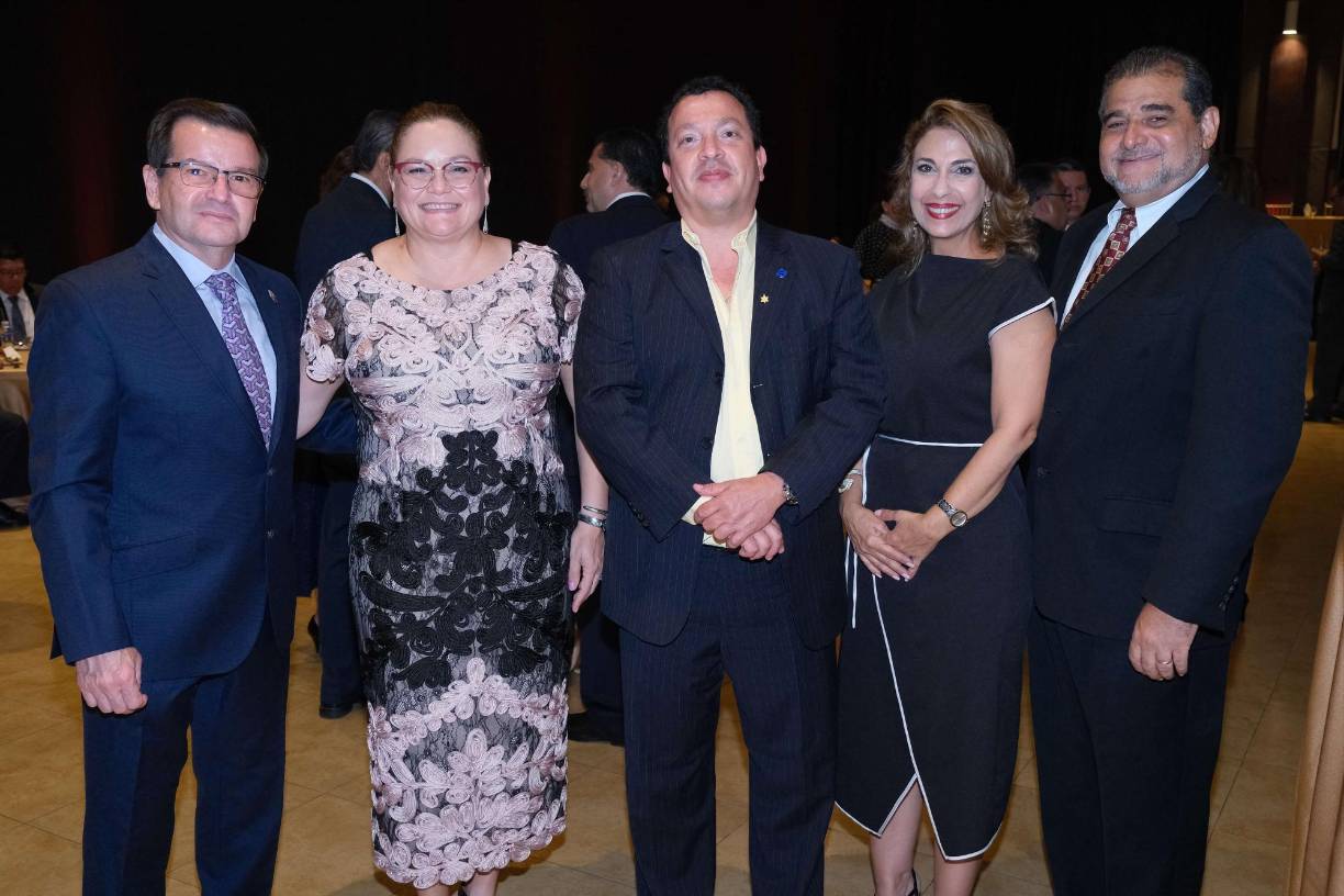 Rubén y Cecilia de Wolozny junto a Humberto Salgado, Arlette y Arístides Craniotis