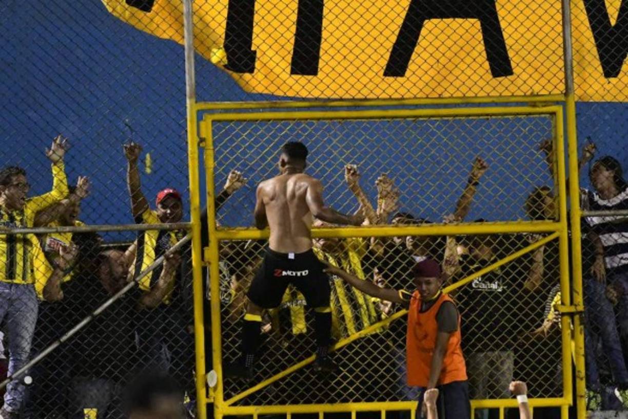 La locura fue evidente en los españolistas producto de la emoción ya que ganaron con gol al minuto 96. Iván López lo festejó con los seguidores aurinegros que llegaron al sector de Sol Este.