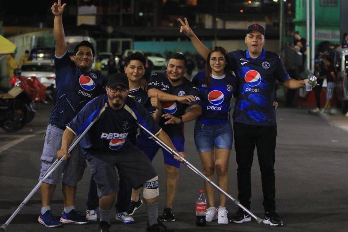 ¡Hasta en muletas! Así posaron estos fanáticos de los Azules en las afueras del recinto capitalino. 