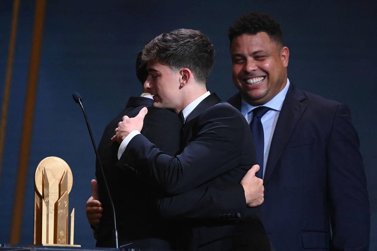 Pedri González le entregó a Gavi el Trofeo Kopa, el Balón de Oro Sub-21, al mejor jugador joven del mundo.