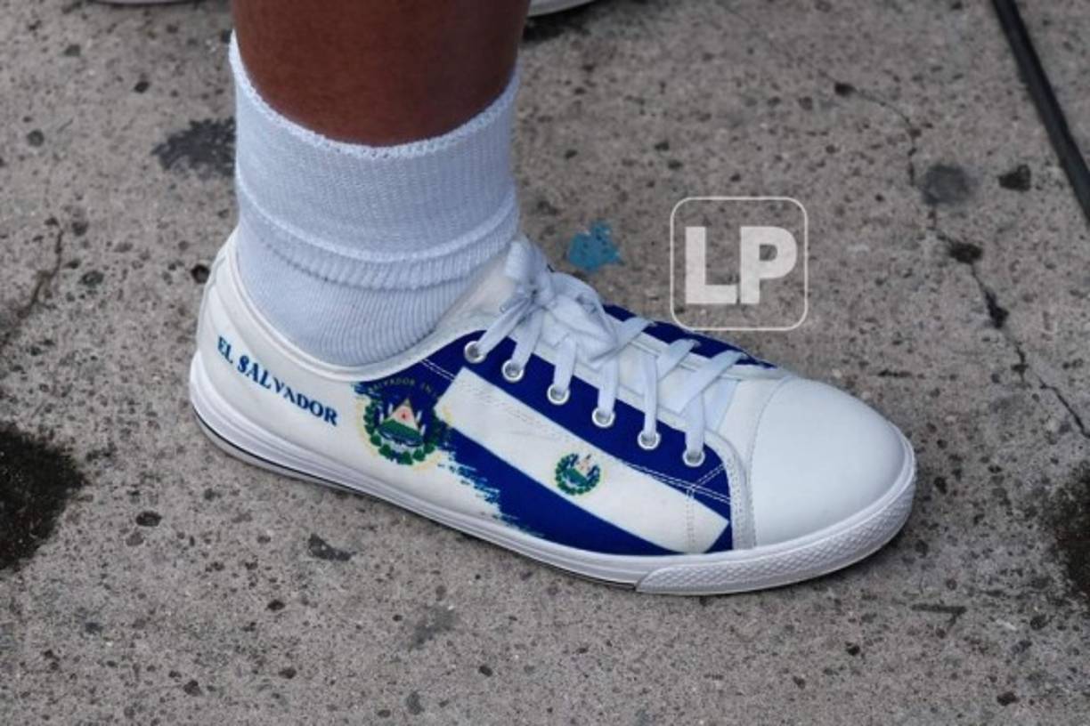 Un hincha hasta llegó con unos tenis con los colores de El Salvador.