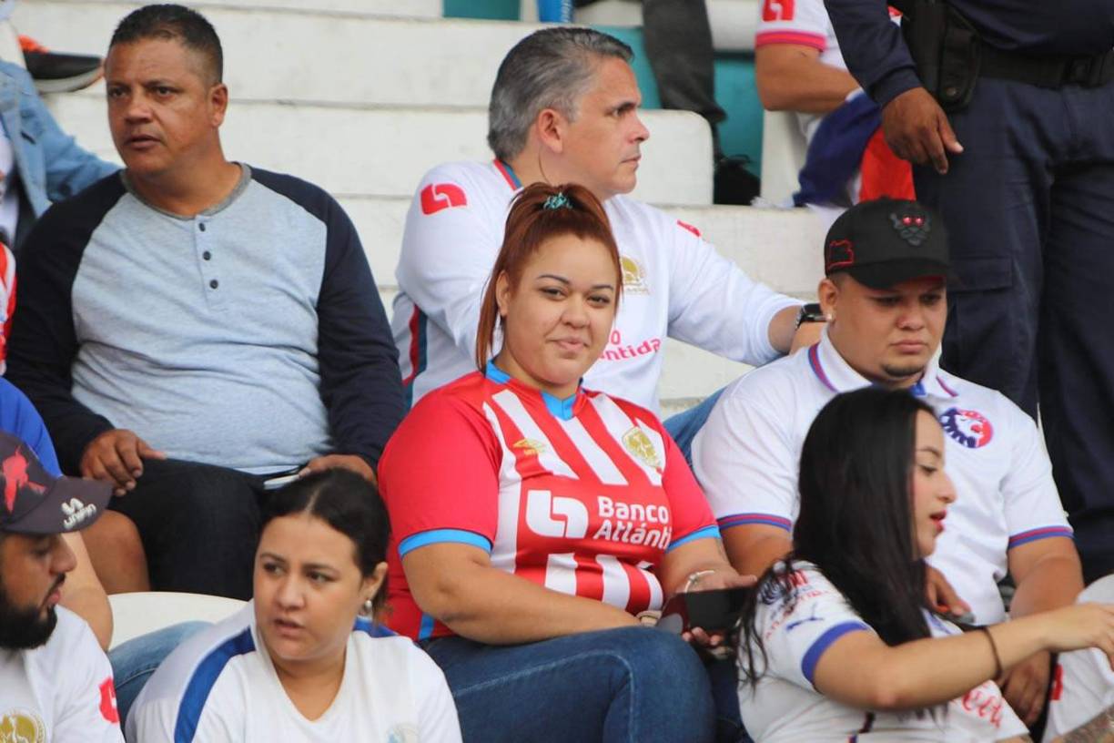 Un gran ambiente se vivió en el estadio Nacional Chelato Uclés con el partido Olimpia-Génesis.