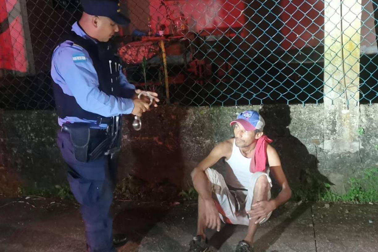 Un hombre fue capturado este jueves después de que se difundieran en redes sociales un video donde se le ve abusando de una perrita en el barrio el Copen de Puerto Cortés, en la zona norte de Honduras.