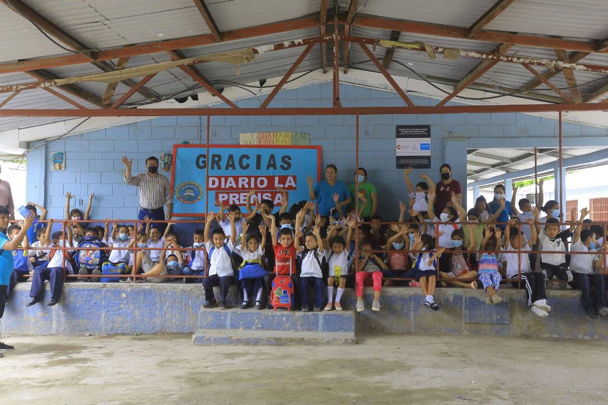 Ruth Sierra, subdirectora y docente del centro, agradeció el esfuerzo de LA PRENSA para buscar donantes, así como a las empresas y organizaciones que dijeron presente en esta iniciativa en pro de la educación de estos menores. “Gracias por todo el apoyo brindado a estos niños, que representan muchas familias de Chamelecón”, dijo.