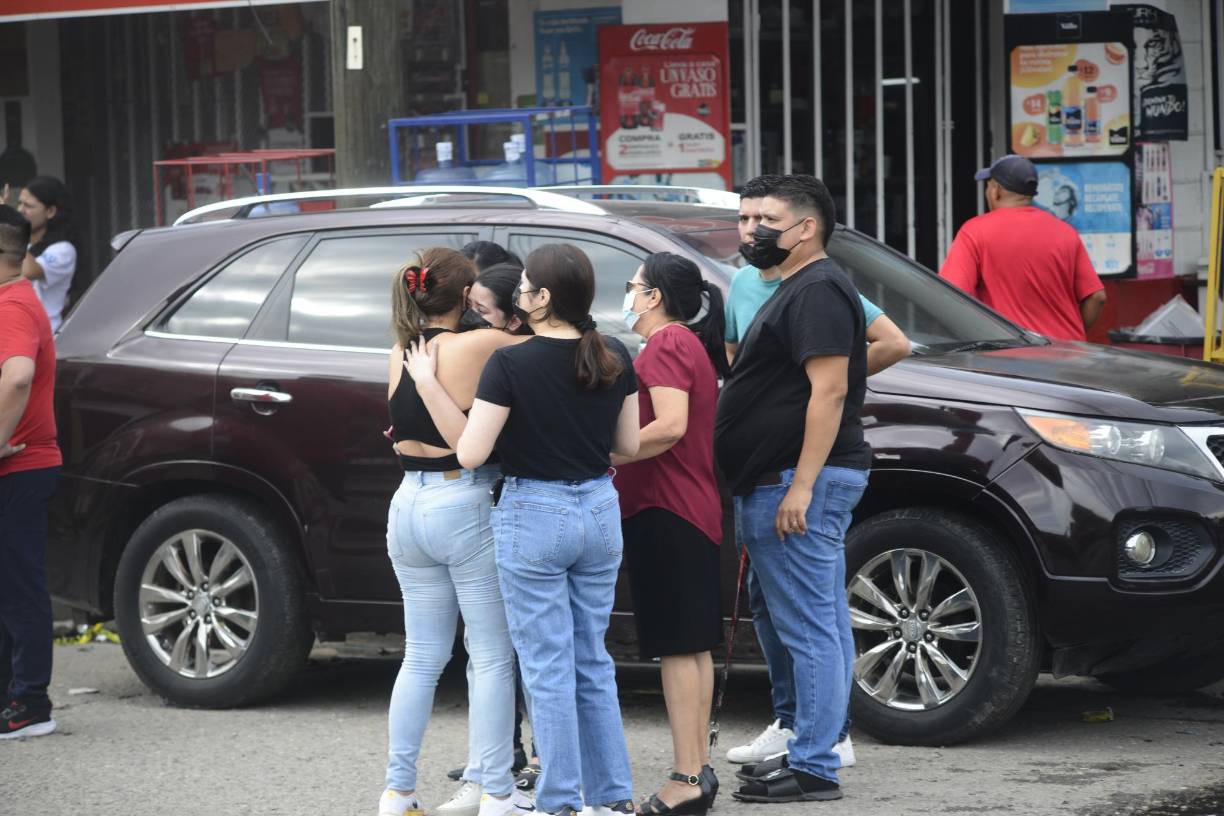 Propietarios y sus parientes lloran tras el incendio.