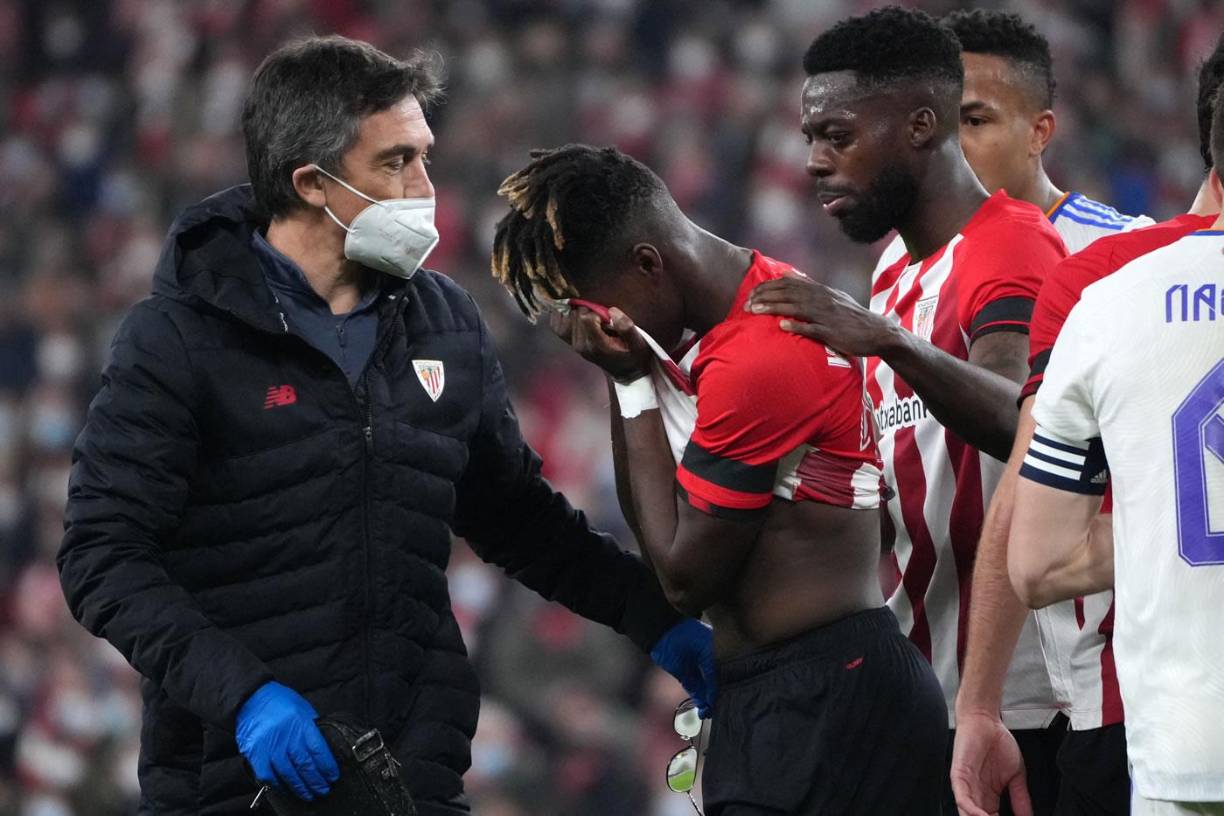 El delantero vasco sufrió una lesión muscular y se retiró al filo del descanso del partido frente al Real Madrid.