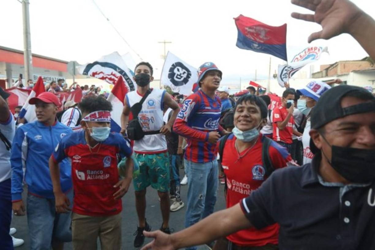 Niños, jóvenes y adultos llegaron a brindarle el apoyo al Olimpia en la final de vuelta de liguilla.