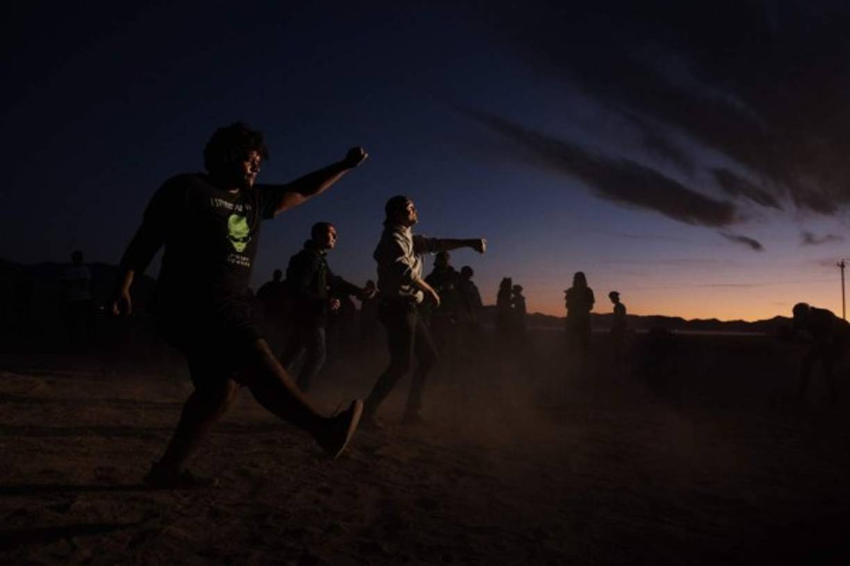 Con carteles como 'Salvemos a ET del Gobierno', los entusiastas de las teorías extraterrestres posaron para las fotos del recuerdo, y durante unos minutos se congregaron en la entrada de la base militar.