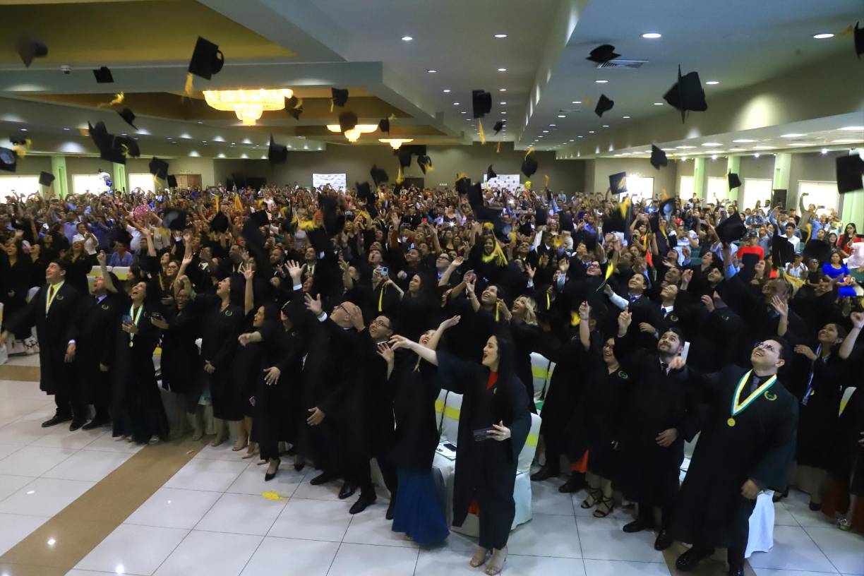  En esta ocasión especial, 187 graduados recibieron sus títulos, destacando la contínua expansión y la innovación educativa de la institución con la inclusión de dos nuevas carreras: Técnico en Desarrollo de Aplicaciones y una Maestría en Gestión de Proyectos.