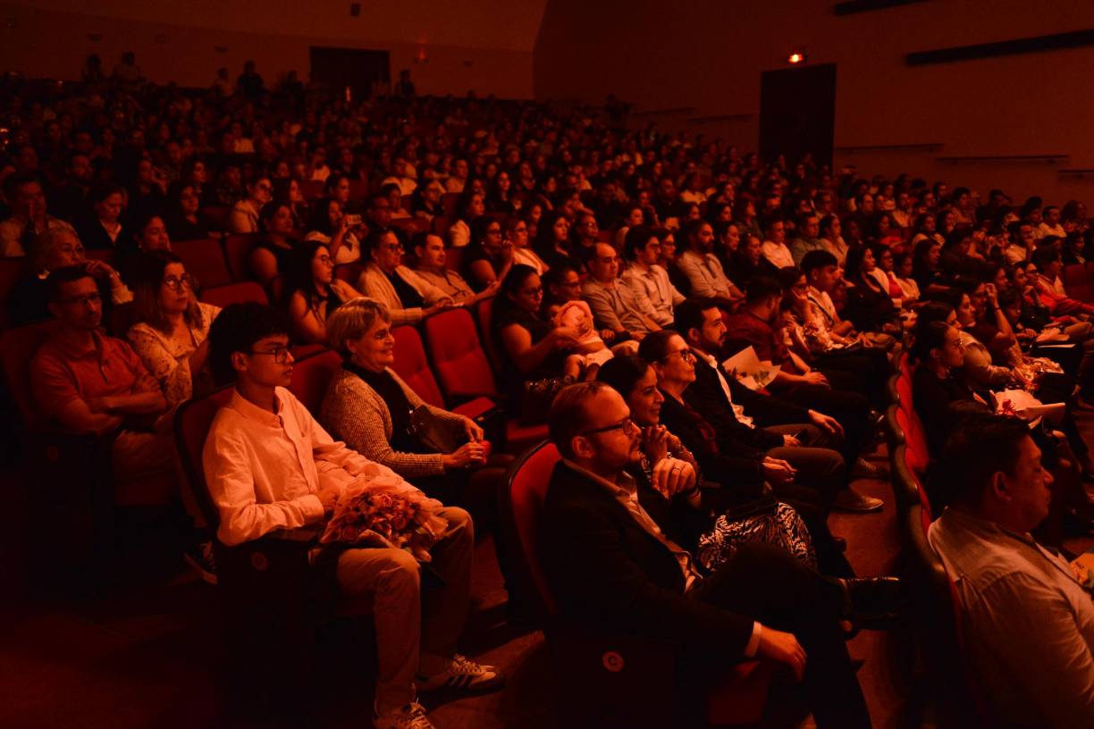 Abarrotado lució el teatro sampedrano, personas de todas las edades llegaron para pasar una noche inédita en la ciudad.