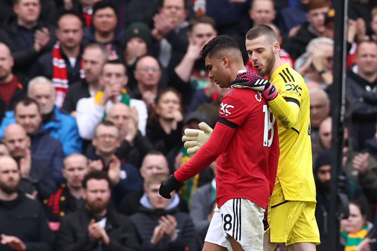 David De Gea también consoló a su compañero por la expulsión.