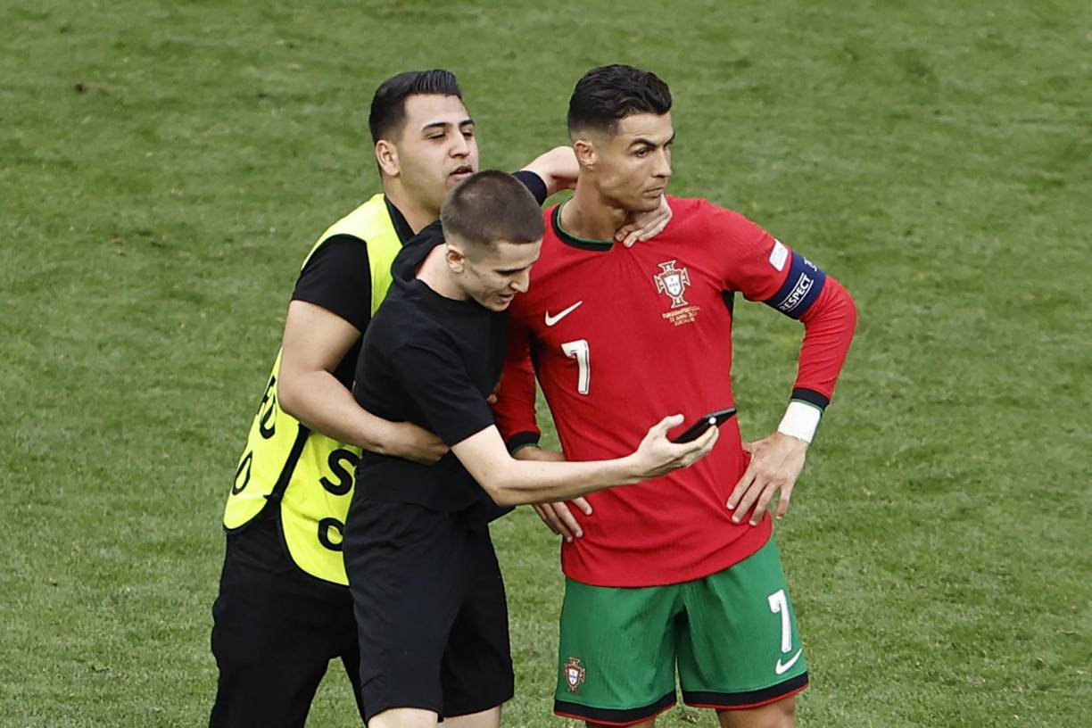 Los otros tres, ingresaron al terreno de juego ya entre los signos de enfado del astro luso y los silbidos del público hacia los espontáneos por una nueva interrupción.