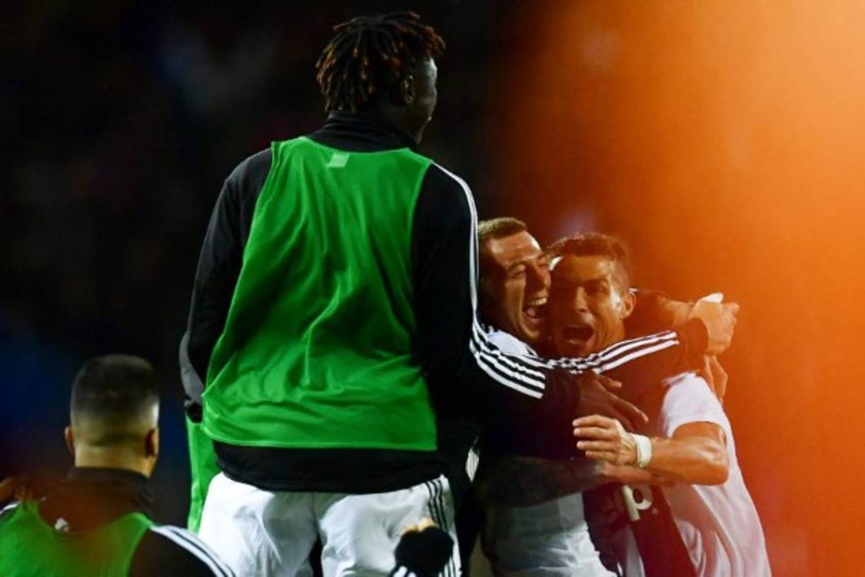 Cristiano Ronaldo anotó el mejor gol con la camiseta de la Juventus y lo festejó a lo grande con sus compañeros.