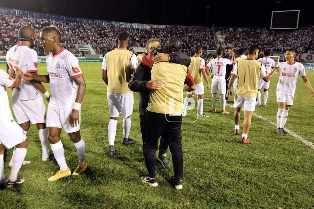 El abrazo de Fernando Mira y Pedro Troglio dentro del campo tras el final del partido.