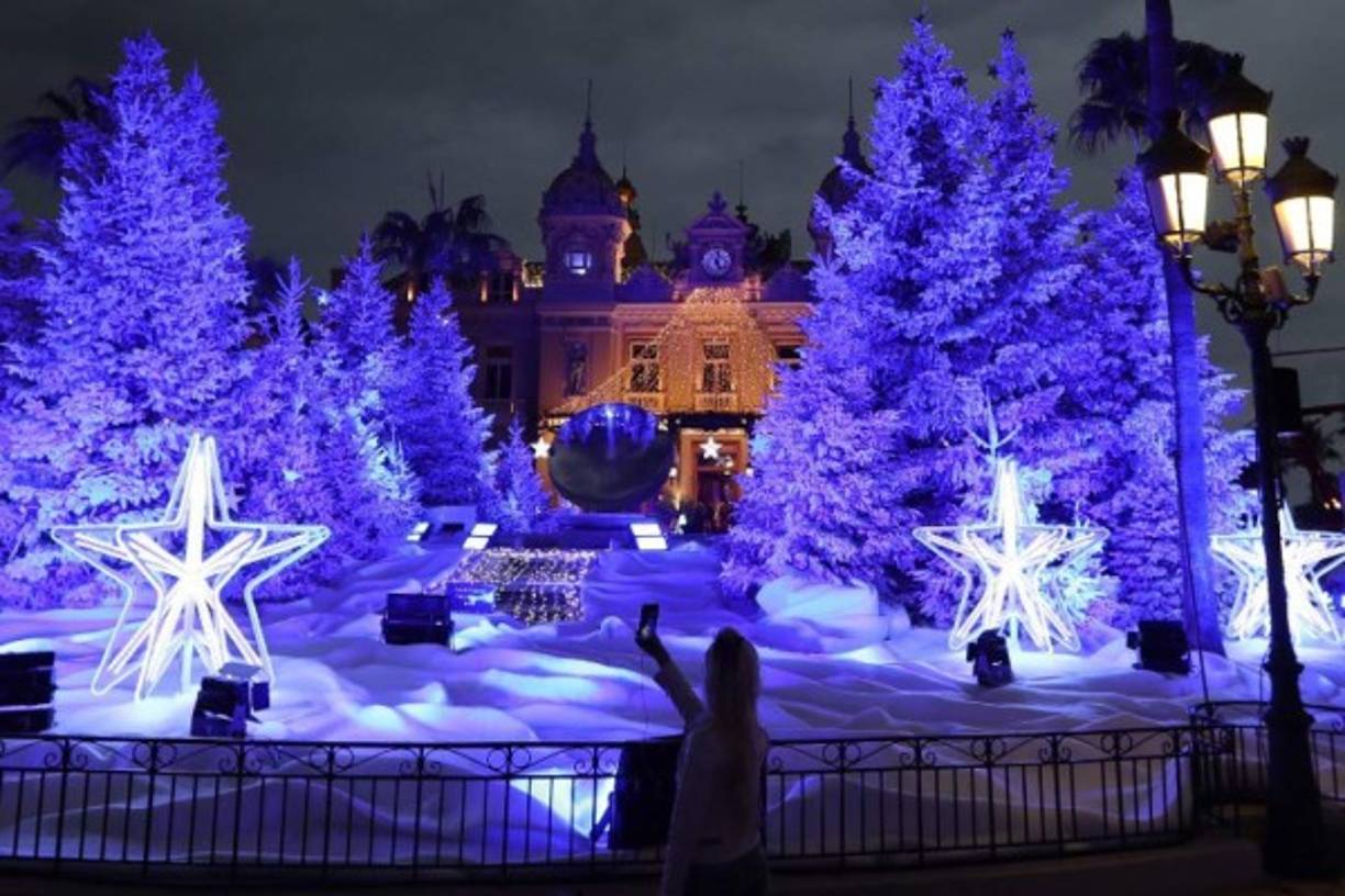 La decoración de este año comprende un despliegue de luces temáticas y varios abetos.