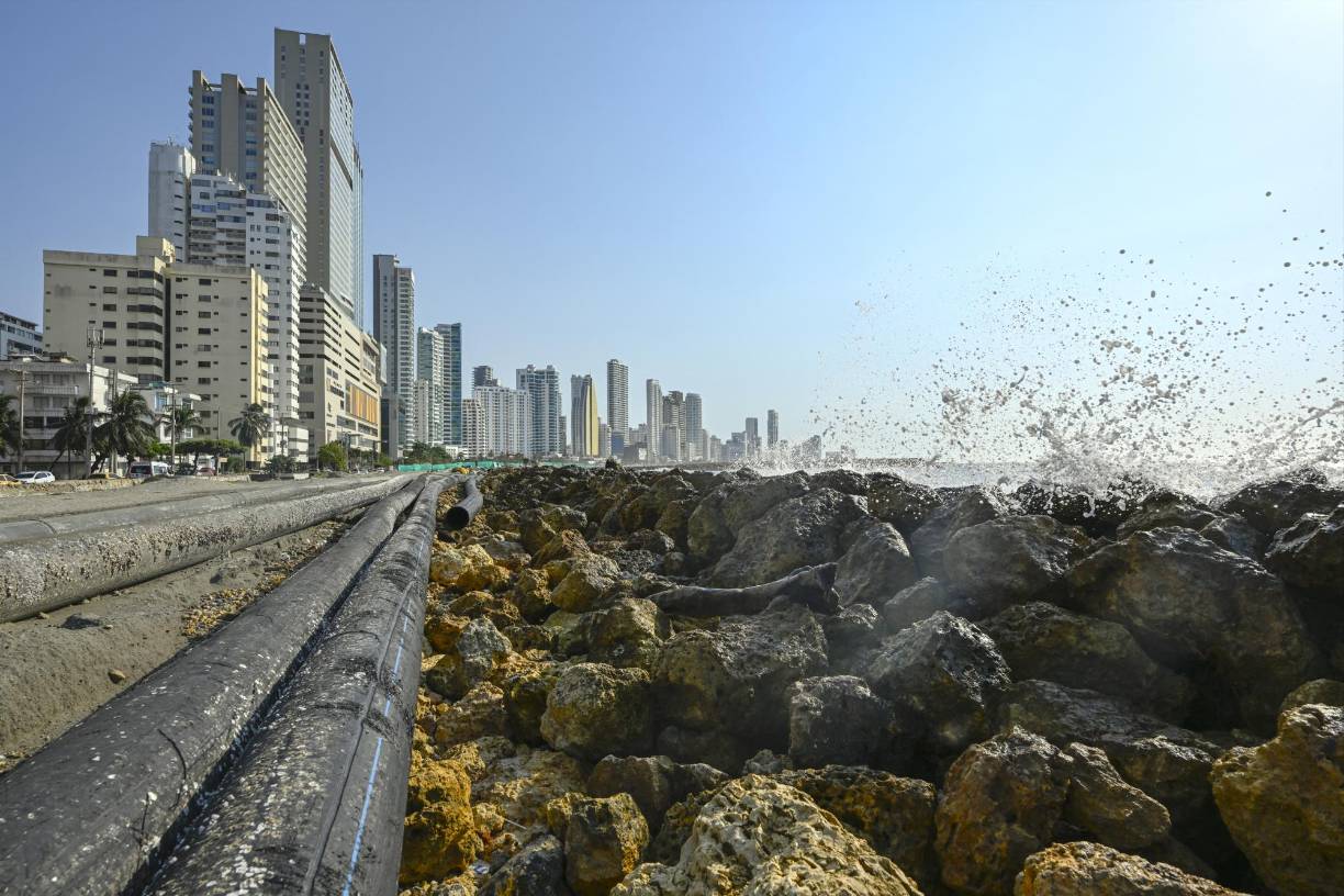 Primero, por la vulnerabilidad de la ciudad ante el calentamiento del planeta. Pero también debido a la “subsidencia” o “hundimiento de la tierra”, que ocurre “por factores tectónicos” y la presencia de “volcanes submarinos”.