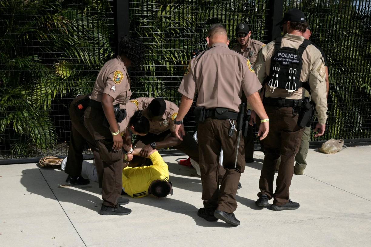 Policía actuó de inmediato con los aficionados que causaron disturbios.