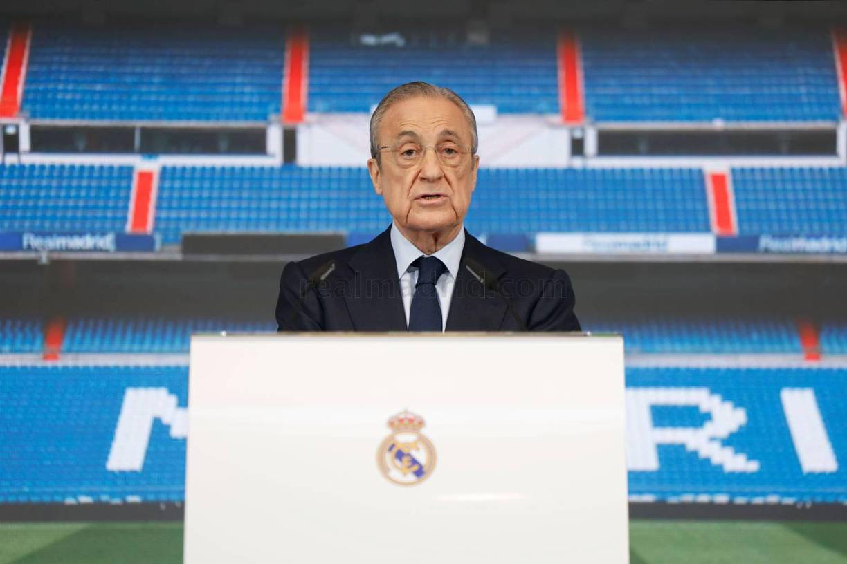 “No se va un jugador más, se va uno de los futbolistas más increíbles de nuestra historia”, dijo Florentino Pérez durante el acto, en el que le impuso la insignia de oro y brillantes del club.