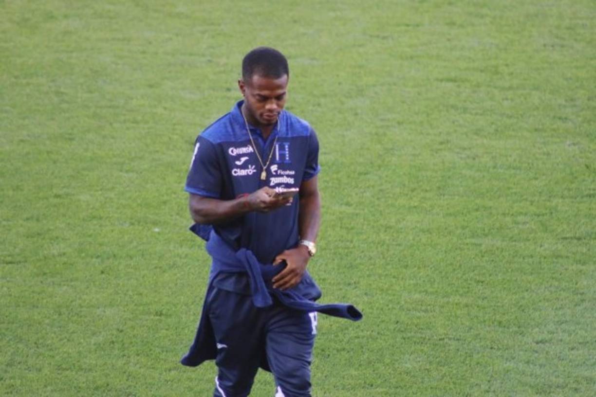 Edwin Solani Solano viendo en su celular las fotos que le tomó Deiby Flores.