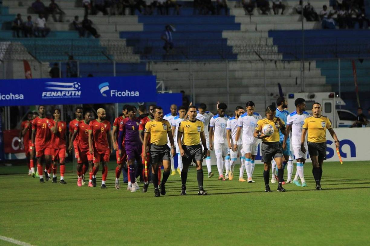 Los jugadores de Honduras y Granada, encabezados por la cuarteta arbitral, saliendo a la cancha del Nacional.