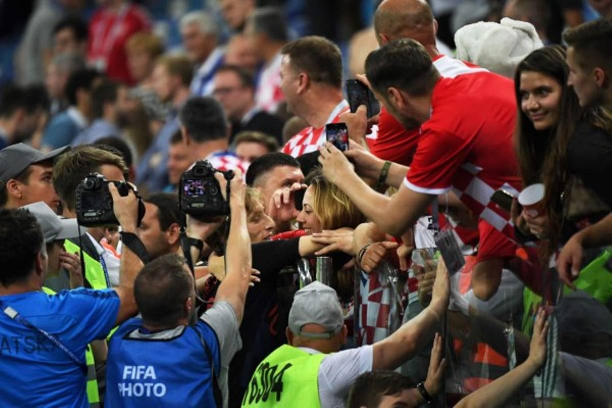Luka Modric se acercó a las gradas para celebrar con su esposa Vanja Bosnic. Foto AFP