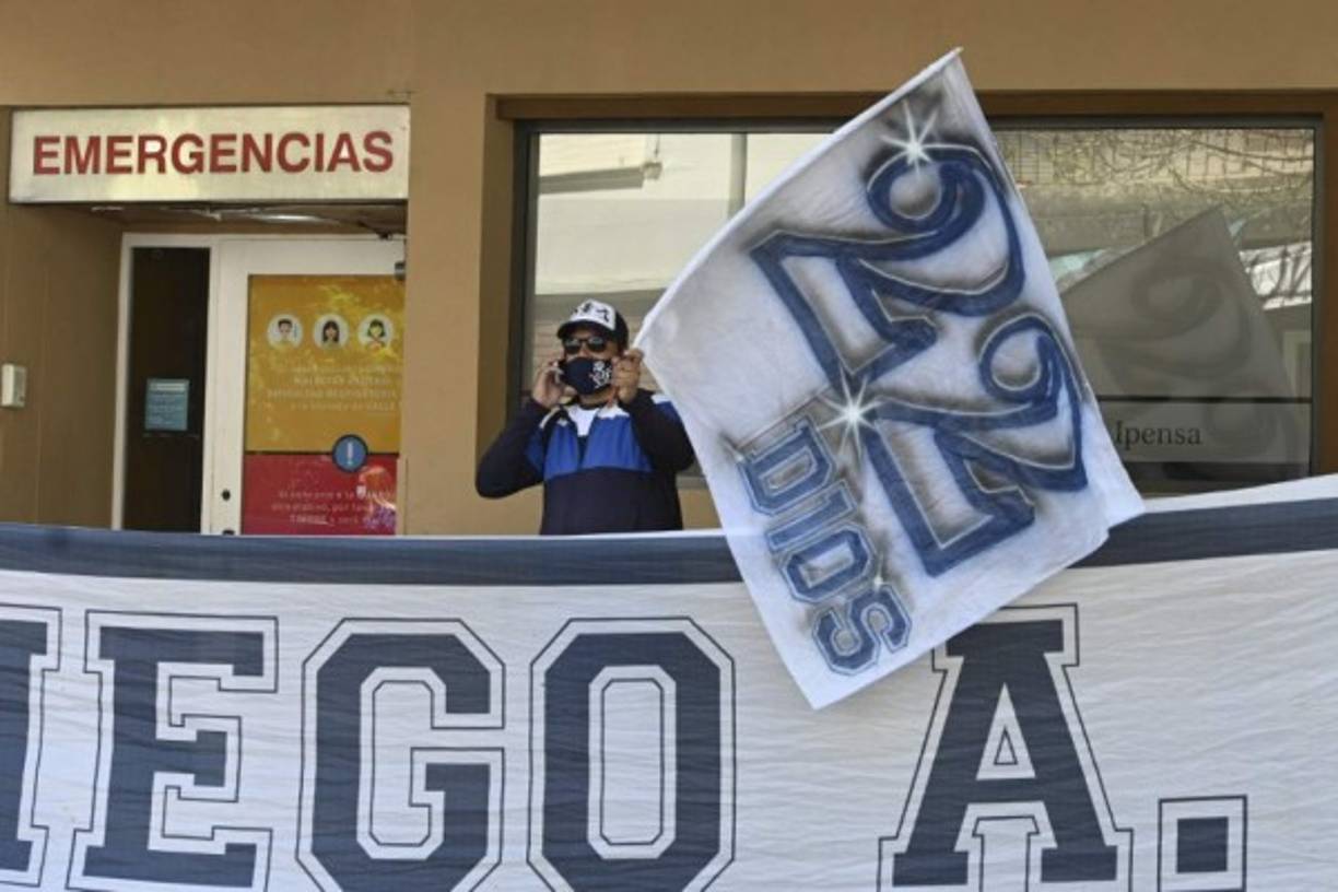 Los hinchas le han mostrado su apoyo a Maradona con pancartas en las afueras del centro médico.