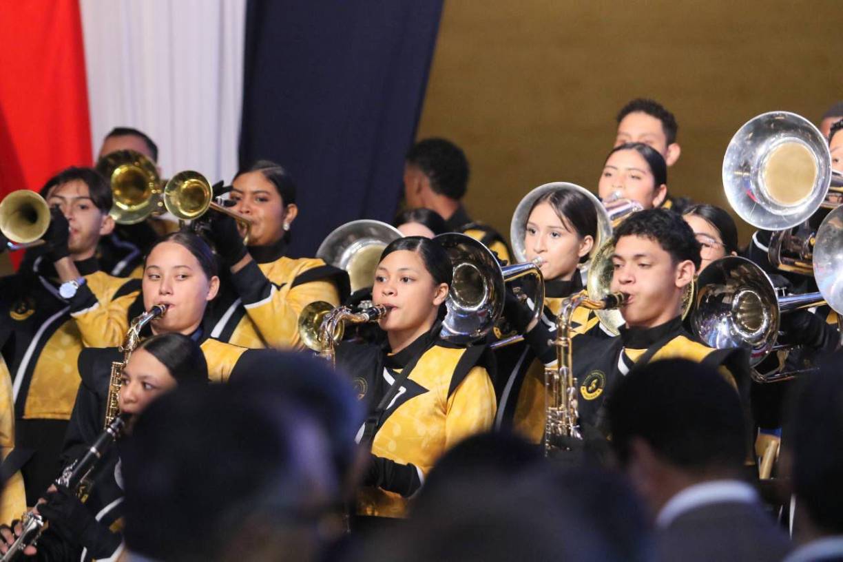 Después, una banda marcial se encargó de poner el ambiente tocando reconocidas canciones como la pieza hondureña “Yo quiero más punta”.