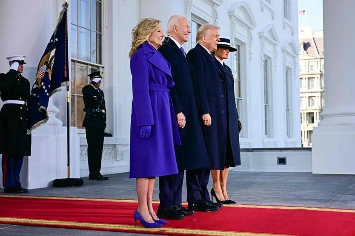 Biden y Trump ingresaron al salón del Capitolio para la juramentación, acompañados por la presidenta del Comité Conjunto del Congreso para Ceremonias Inaugurales (JCCIC, por sus siglas en inglés).